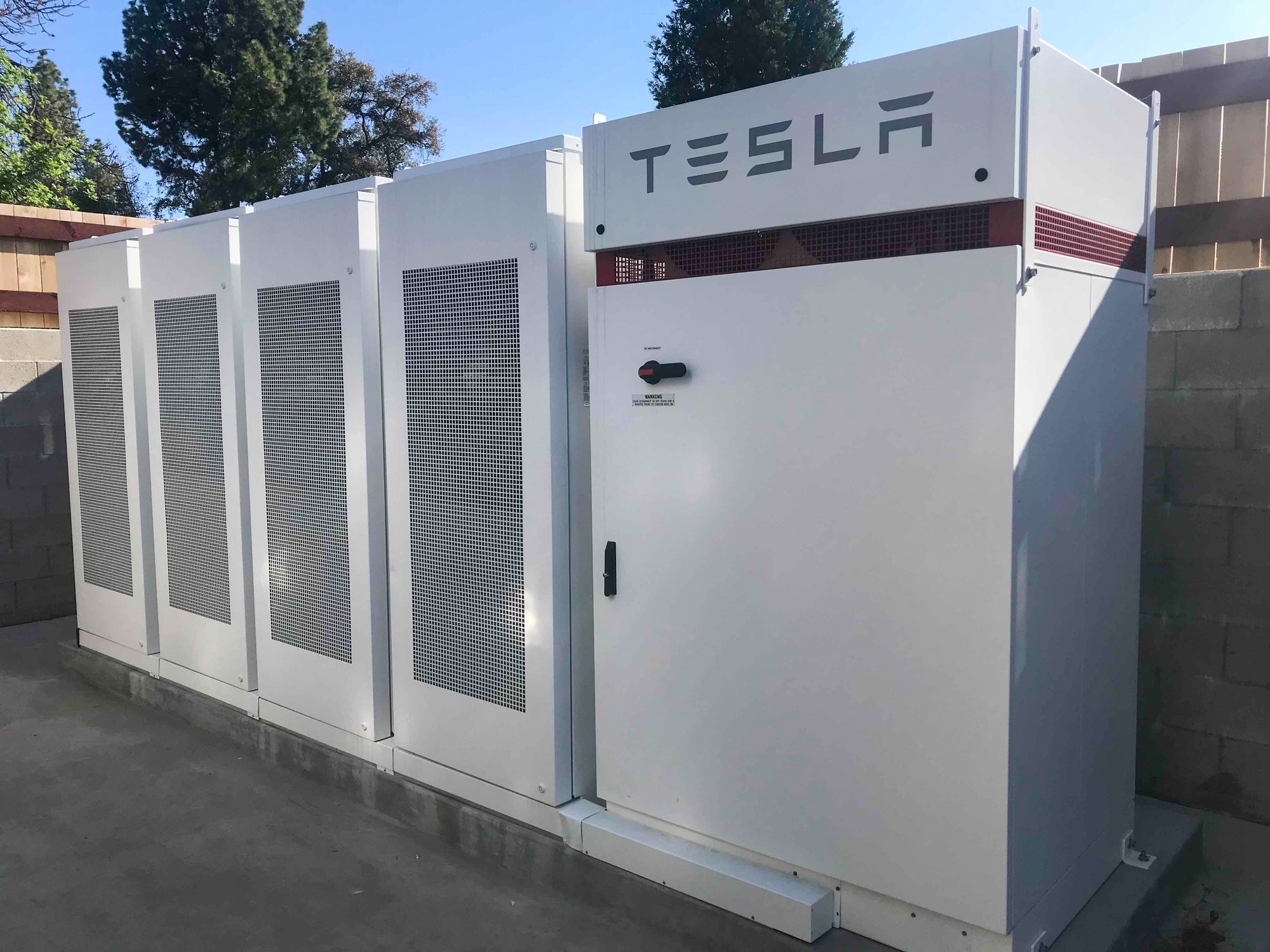 Outdoor Tesla battery energy storage units installed as part of Adventist Health’s microgrid system, providing resilient backup power to support continuous healthcare operations during grid outages.