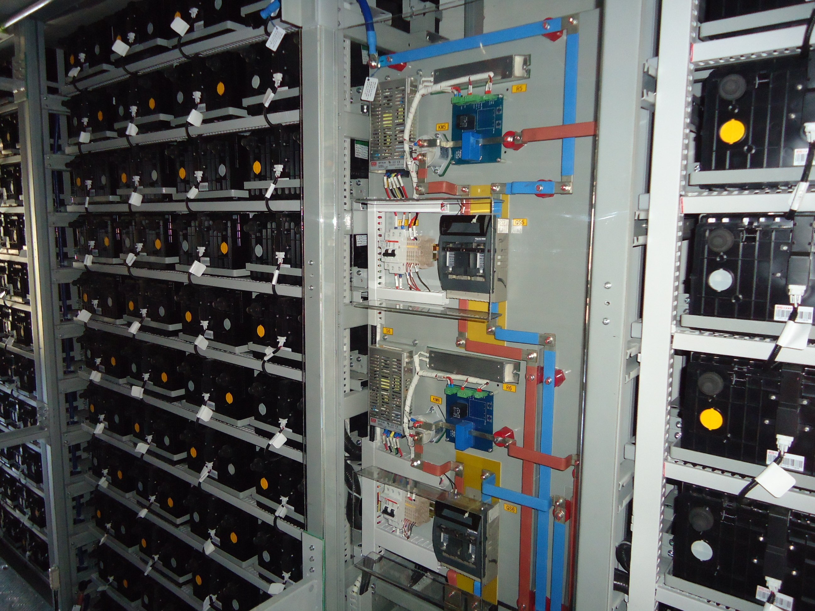 Battery energy storage system at Alameda County Santa Rita Jail supporting microgrid operations and backup power during grid outages.